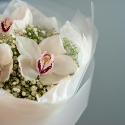 Букет с орхидеей и гипсофилой в формлении