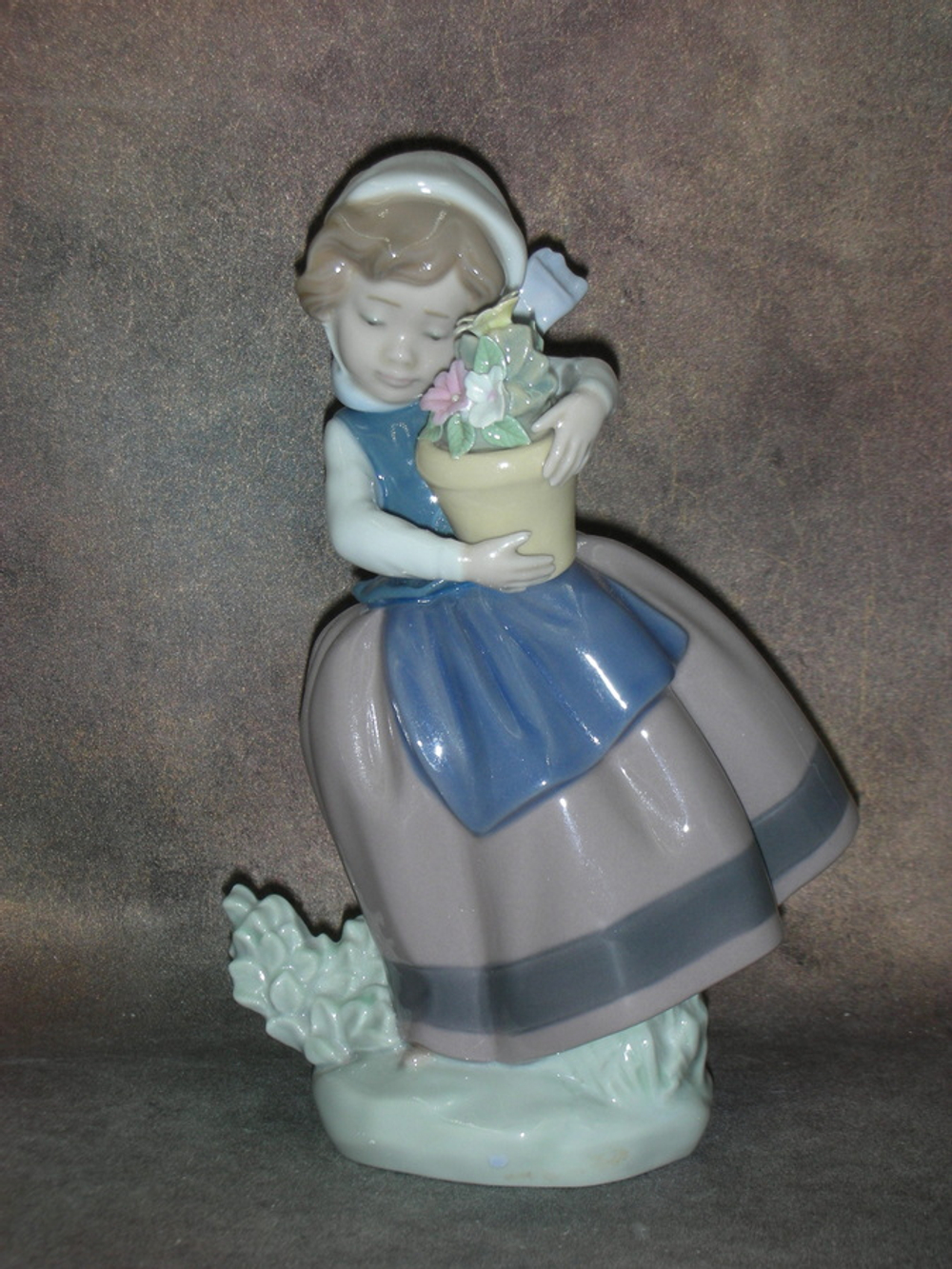 Статуэтка. Фарфор. Весна пришла. Lladro. Испания