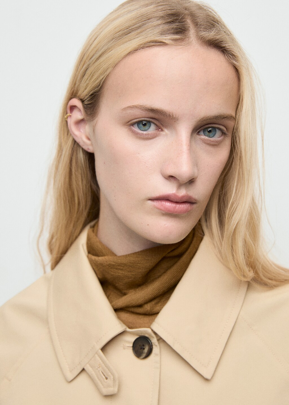 Короткий тренч оверсайз с хлястиками