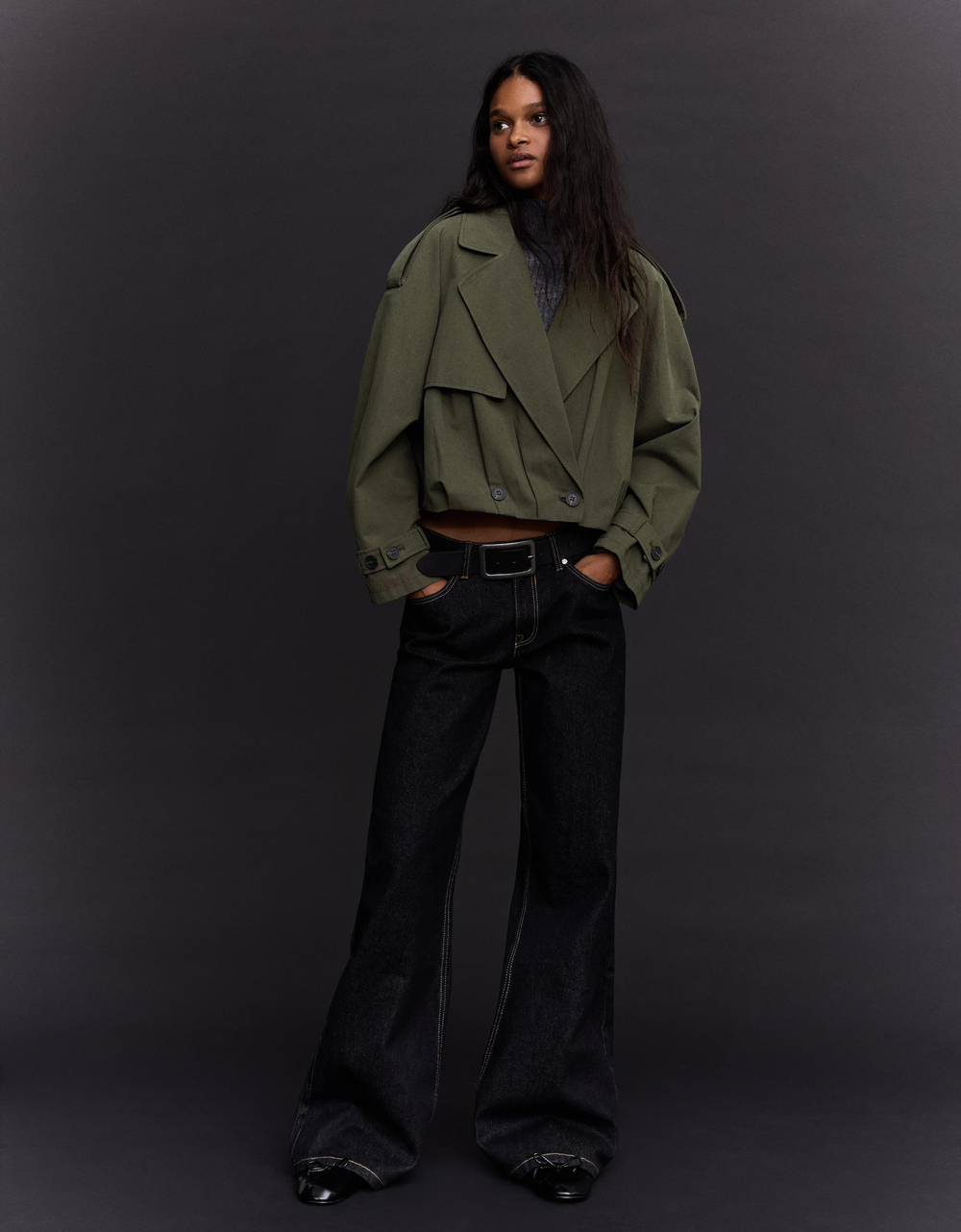 ТРЕНЧКОТ С ОБРЕЗАННЫМ НИЖНИМ КРАЕМ - BERSHKA
