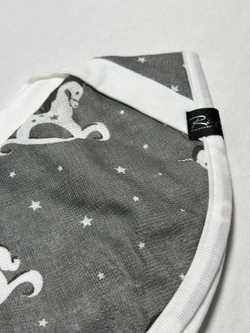 Двусторонний слюнявчик нагрудный RinaAmari Лошадки