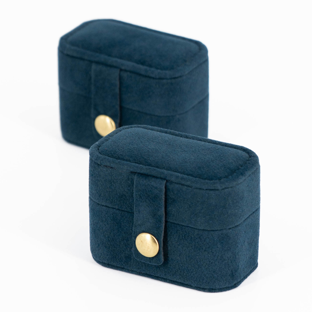 Бордовый футляр‑шкатулка «Дюймовочка» для ювелирных изделий.