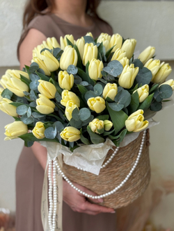 Нежные кремовые тюльпаны и эвкалипт в элегантной корзине от Флора Маркет