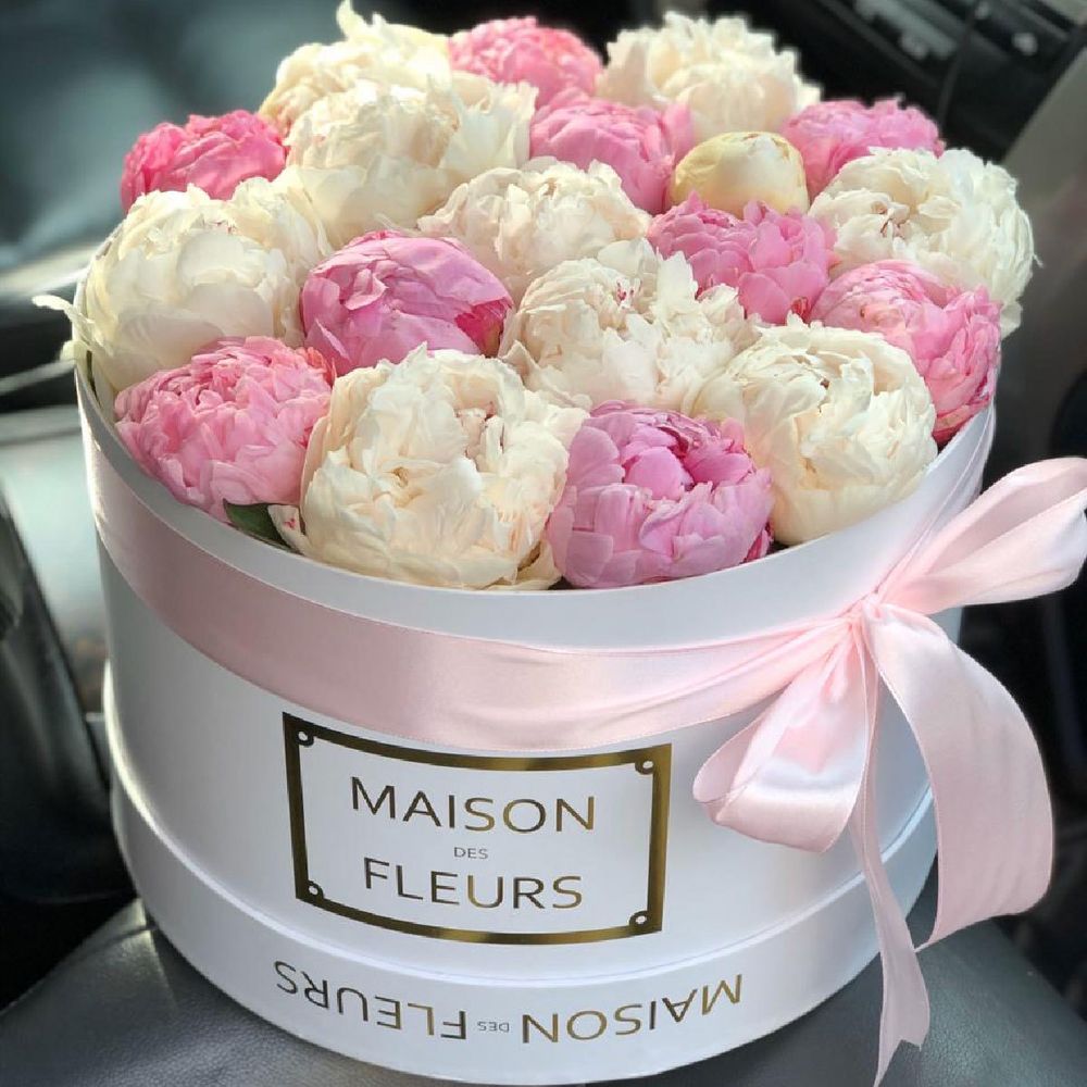 19 пионов в коробке Maison Des fleurs