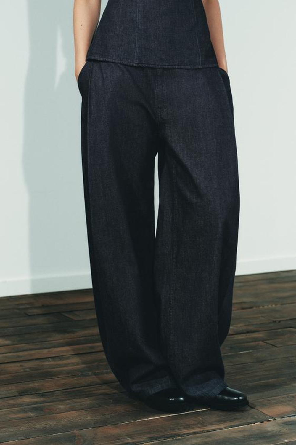 ZARA БРЮКИ BALLOON С ЗАЩИПАМИ, ТЕМНЫЙ ИНДИГО