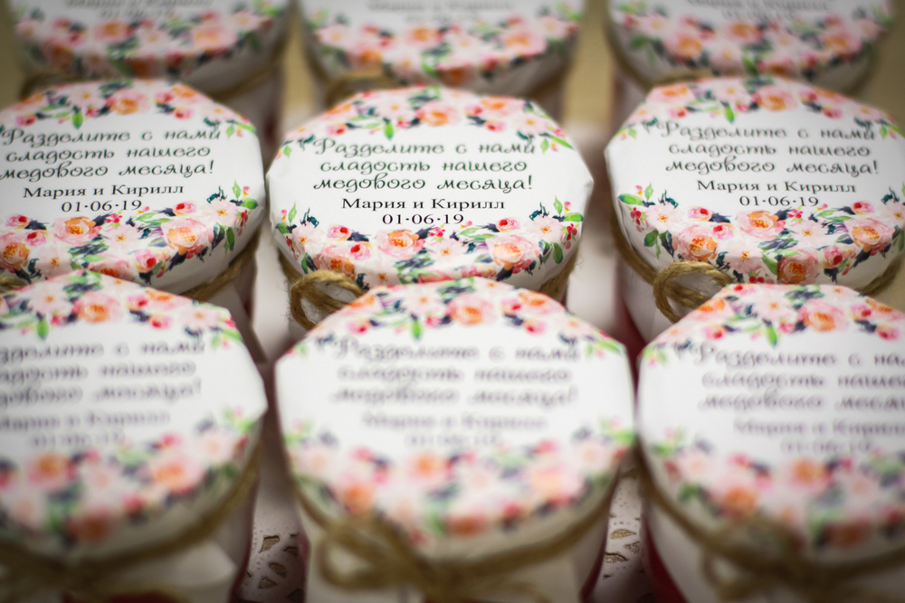 Бонбоньерка с крем-медом на свадьбу с принтом и биркой