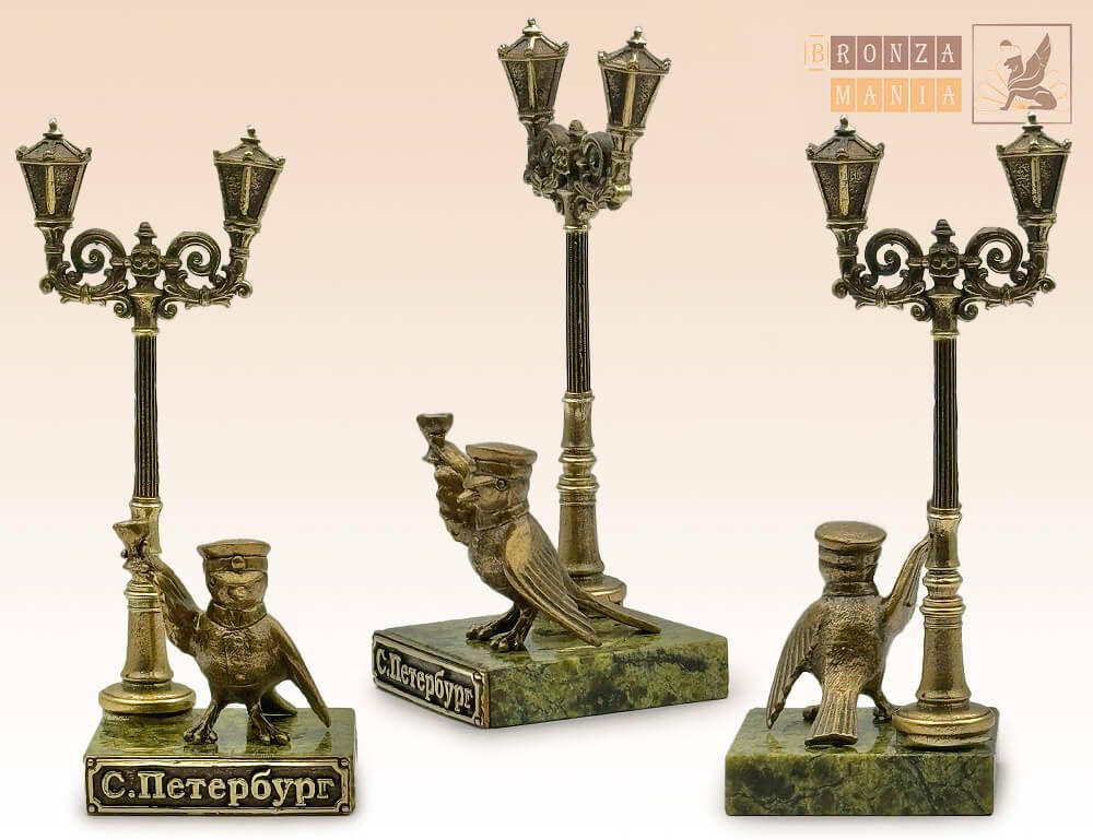 фигурка Чижик-Пыжик с рюмкой под фонариком на змеевике