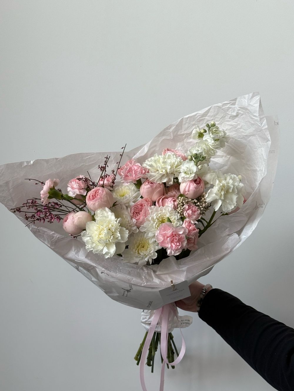 Букет сборный из генисты, кустовых пионовидных роз, кустовых диантусов и хризантемы