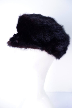 Шапка акцентная визуально из эко меха