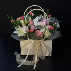 Сумочка с лилиями, розами и маттиолой