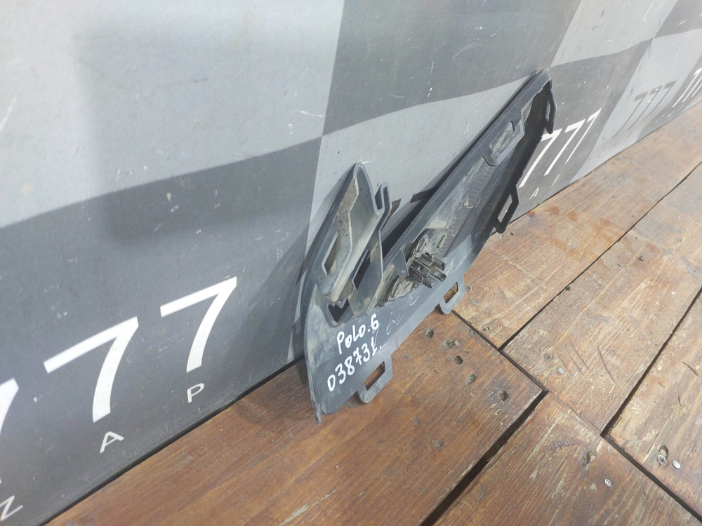 Накладка переднего бампера правая VW Polo 6 20-нв Б/У Оригинал 6N5853666A