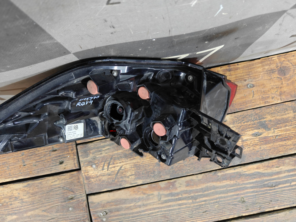 Фонарь зaдний пpавый Toyota RAV4 V (XA50) 18-нв Б/У Оригинал 8155142230