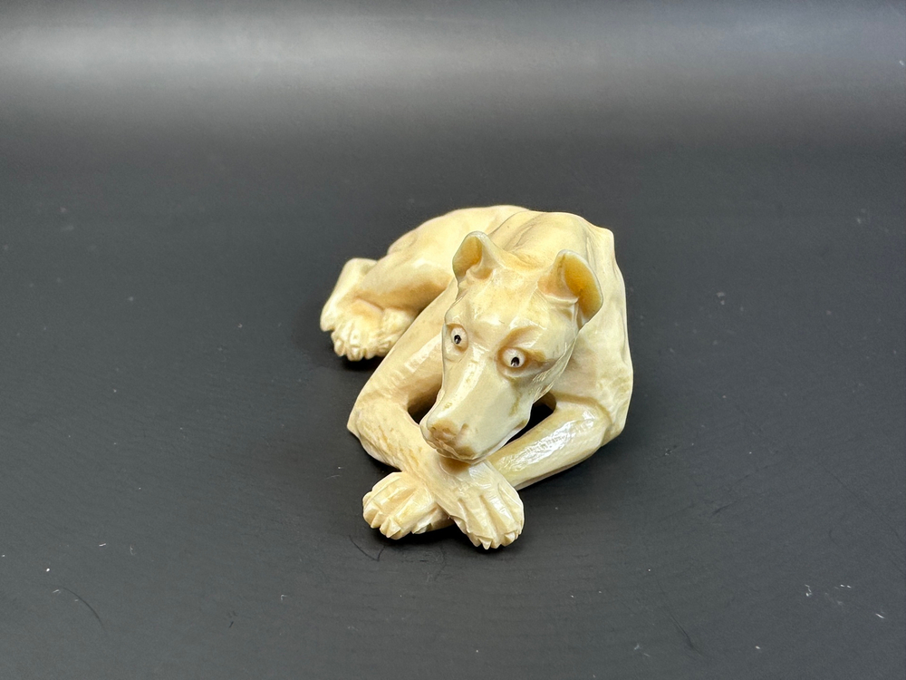 Резная фигура из кости «Лежащая собака»