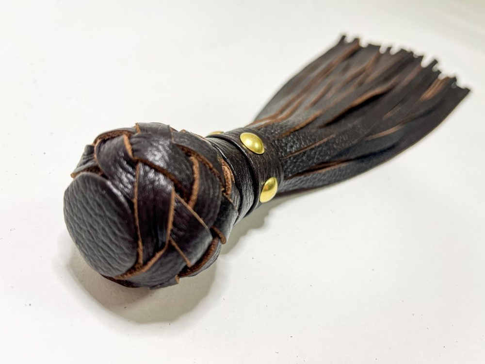 Коричневая генитальная кожаная плеть - 30 см. (Цвет: коричневый)