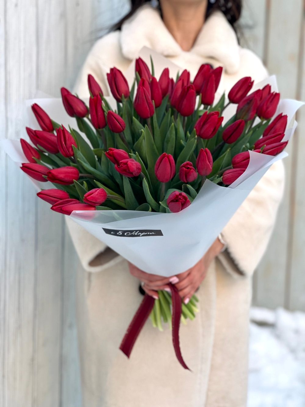 Красные тюльпаны в эффектном букете от Флора Маркет