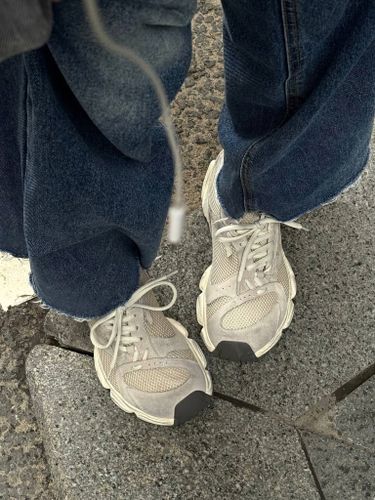 Массивные серые кроссовки с асимметричной шнуровкой