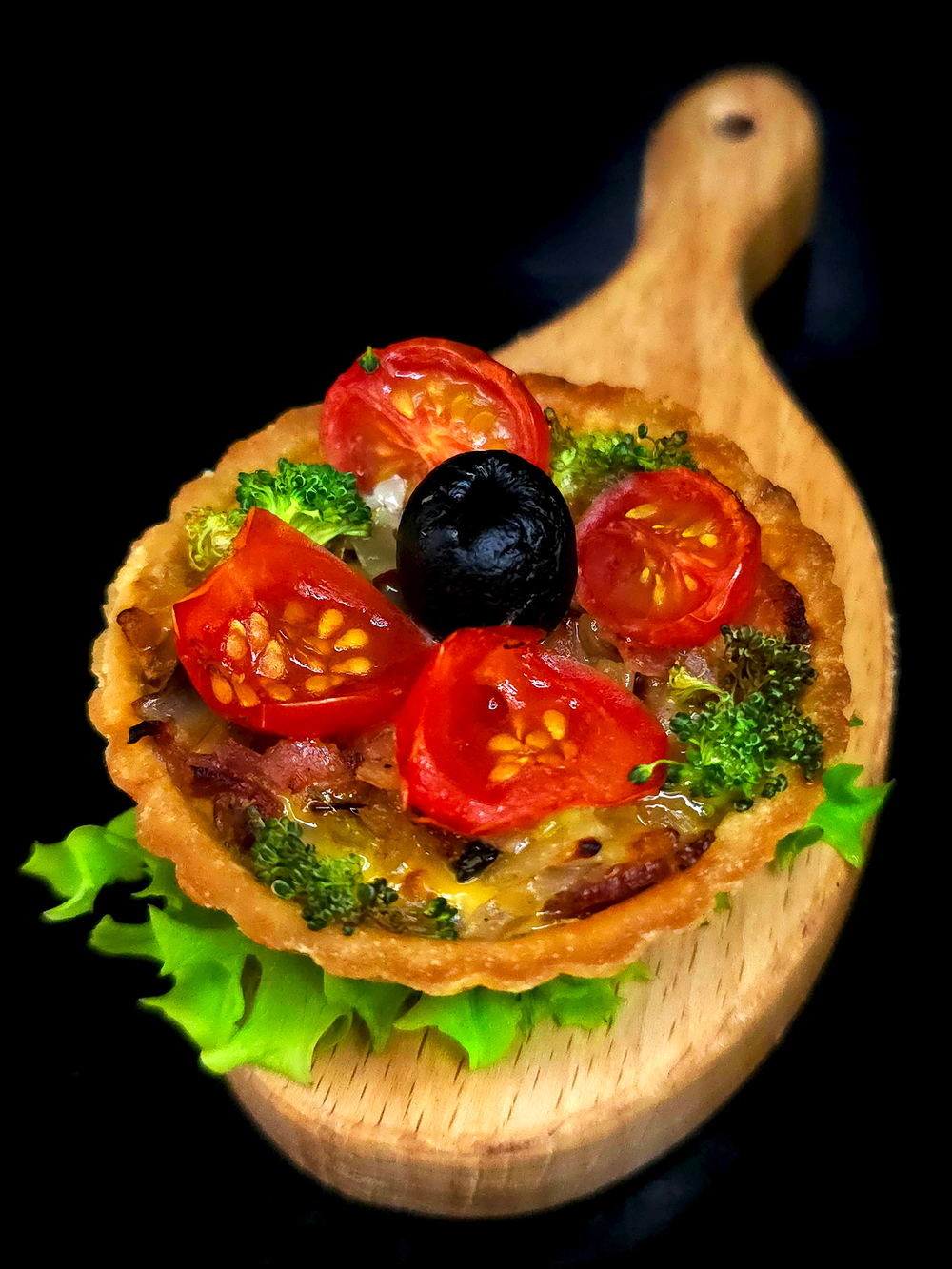 Киш с карамелизированным красным луком, чесноком, черри и оливкой