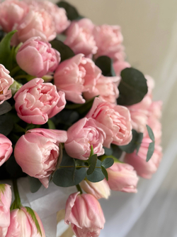 Пионовидные нежно-розовые тюльпаны премиум сорта и эвкалипт в элегантной корзине от Флора Маркет