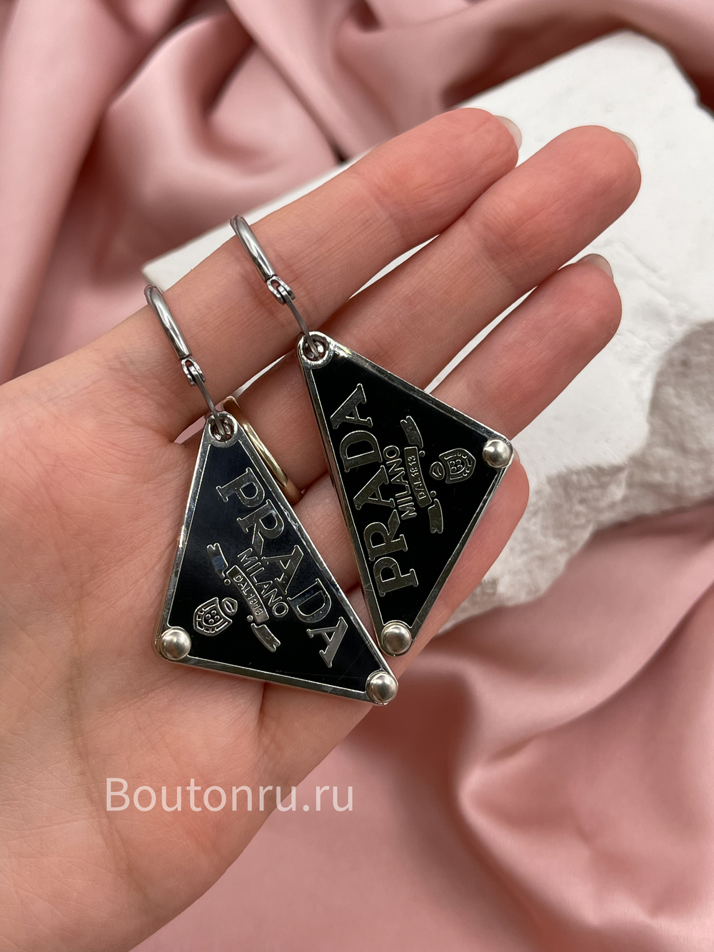 Серьги Прад. серебристые с черным лого