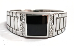 Ювелирное кольцо из серебра 925 пробы,вставка оникс,фианиты,размер 21.25