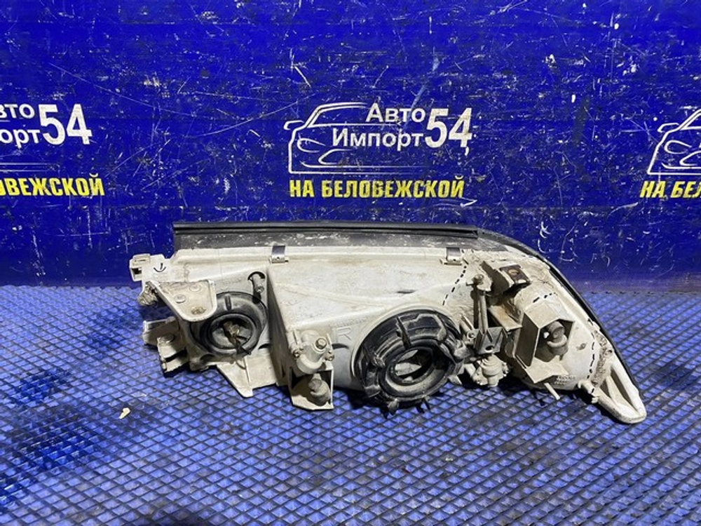 Фара передняя правая TOYOTA CAMRY 1993