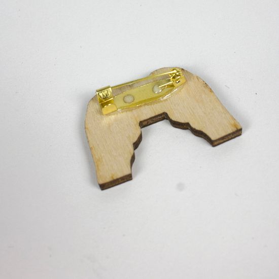 Деревянный значок. Геймпад