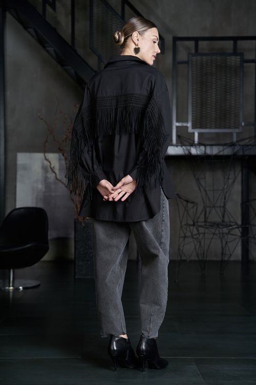 Рубашка с бахромой на спине