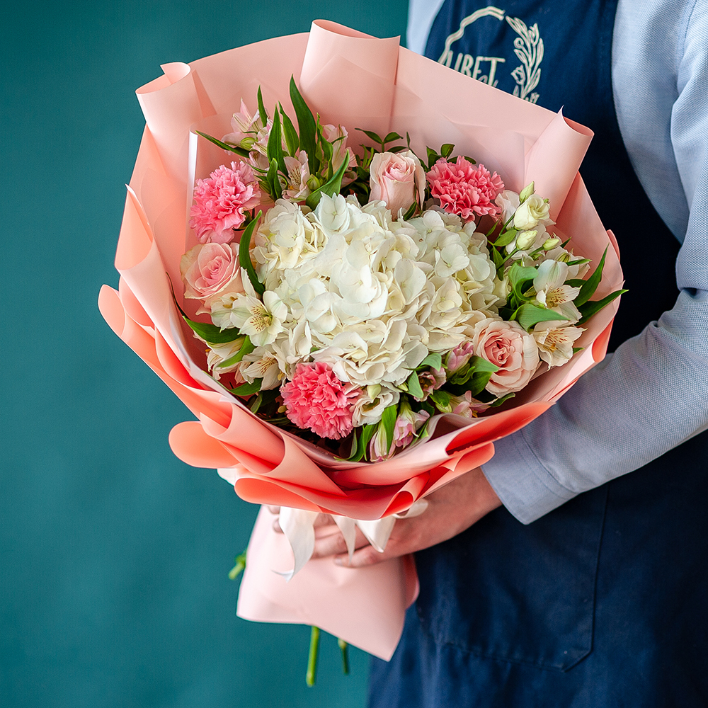 Сборный букет с белой гортензией