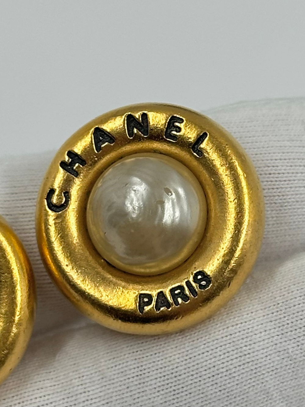 Клипсы с «жемчугом» Chanel