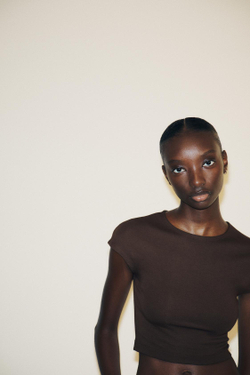 ZARA УКОРОЧЕННАЯ ФУТБОЛКА ИЗ ХЛОПКА И МОДАЛА, КОРИЧНЕВЫЙ