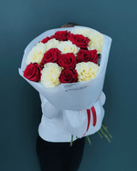Красные и белые розы,15шт(00432)