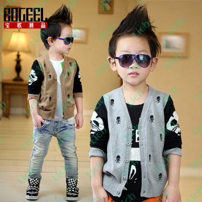 Кардиган детский с контрастными рукавами и принтами черепов