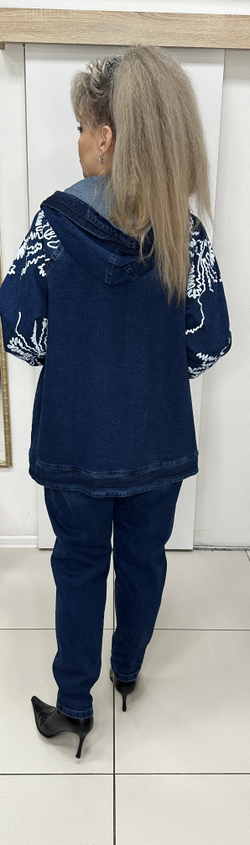 Джинсовый костюм с красивой отделкой