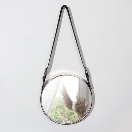 Зеркало настенное круглое «Антураж» d зеркальной поверхности 28 см, с ремешком из искусственной кожи