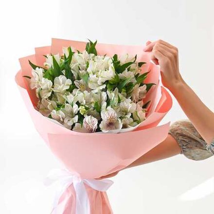 «Белоснежный аккорд» — букет с белыми альстромериями