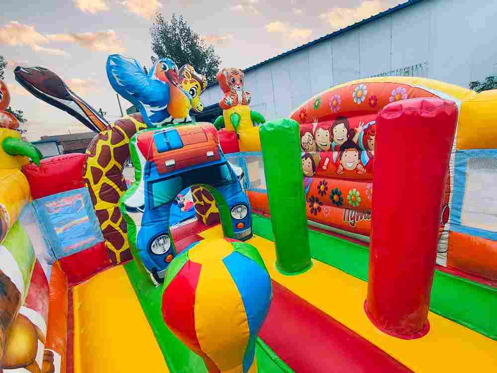 Коммерческий надувной батут «Сафари-экскурсия 3»,  4x3.5x2,5 м