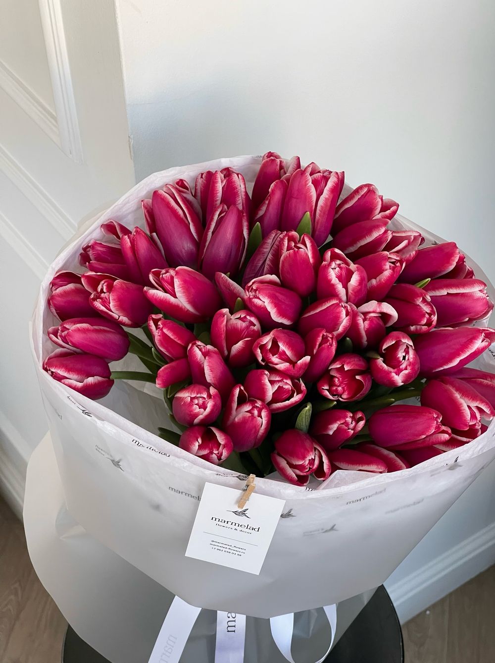 Букет из 51 малиново-белых тюльпанов - нет в наличии