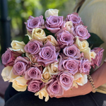 Лавандовый микс — букет ароматных пионовидных роз Крим Пьяже и интерьерных лунных роз Авангард