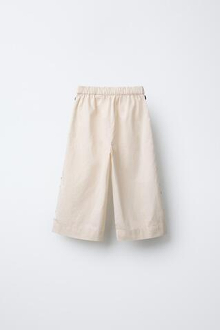 ZARA БРЮКИ С ВОЛНИСТОЙ КРОМКОЙ ПО БОКАМ, ЭКРЮ