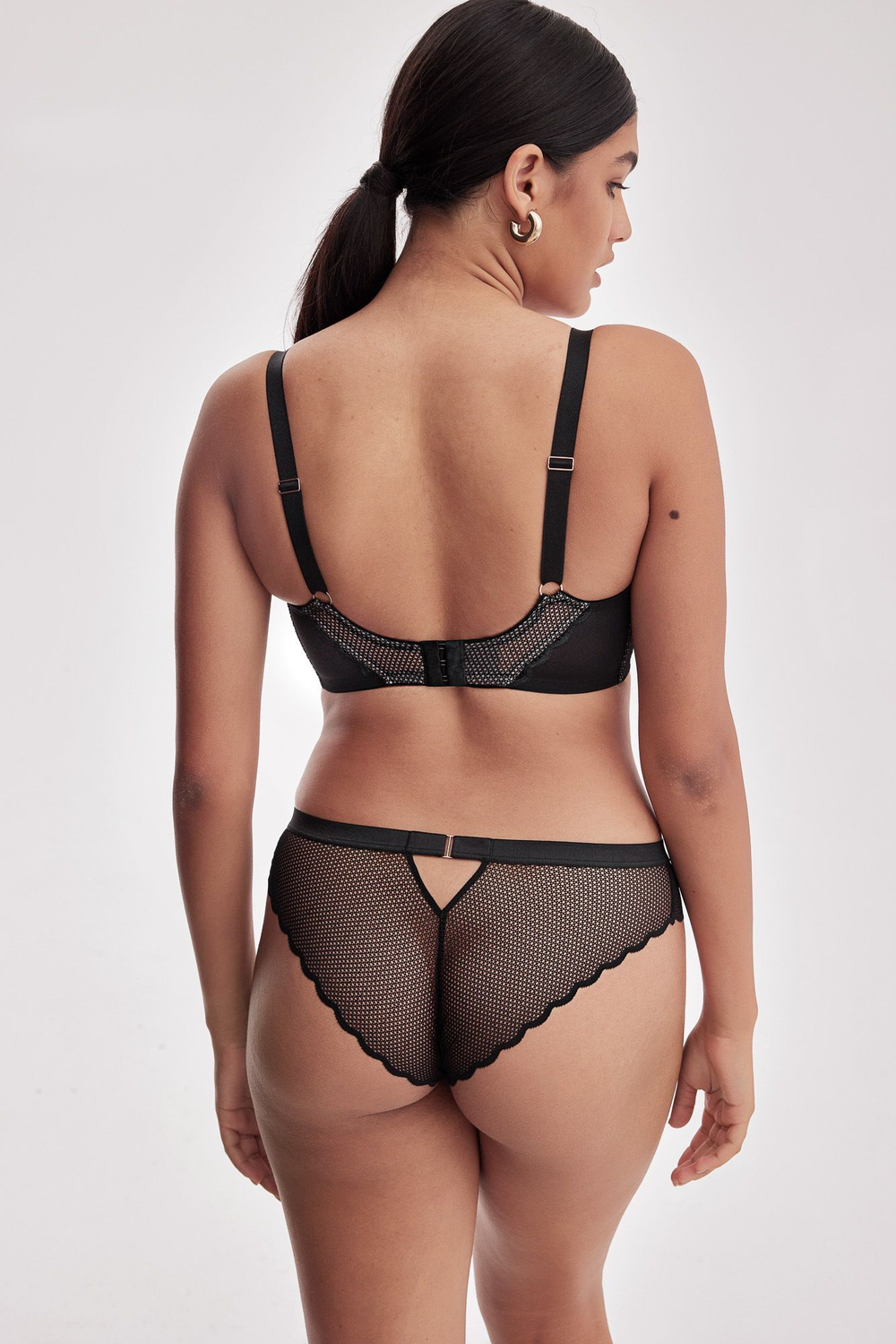 Черный бюстгальтер Chita на каркасах с чашками на тонком поролоне (Размер: 90C) (Цвет: черный)