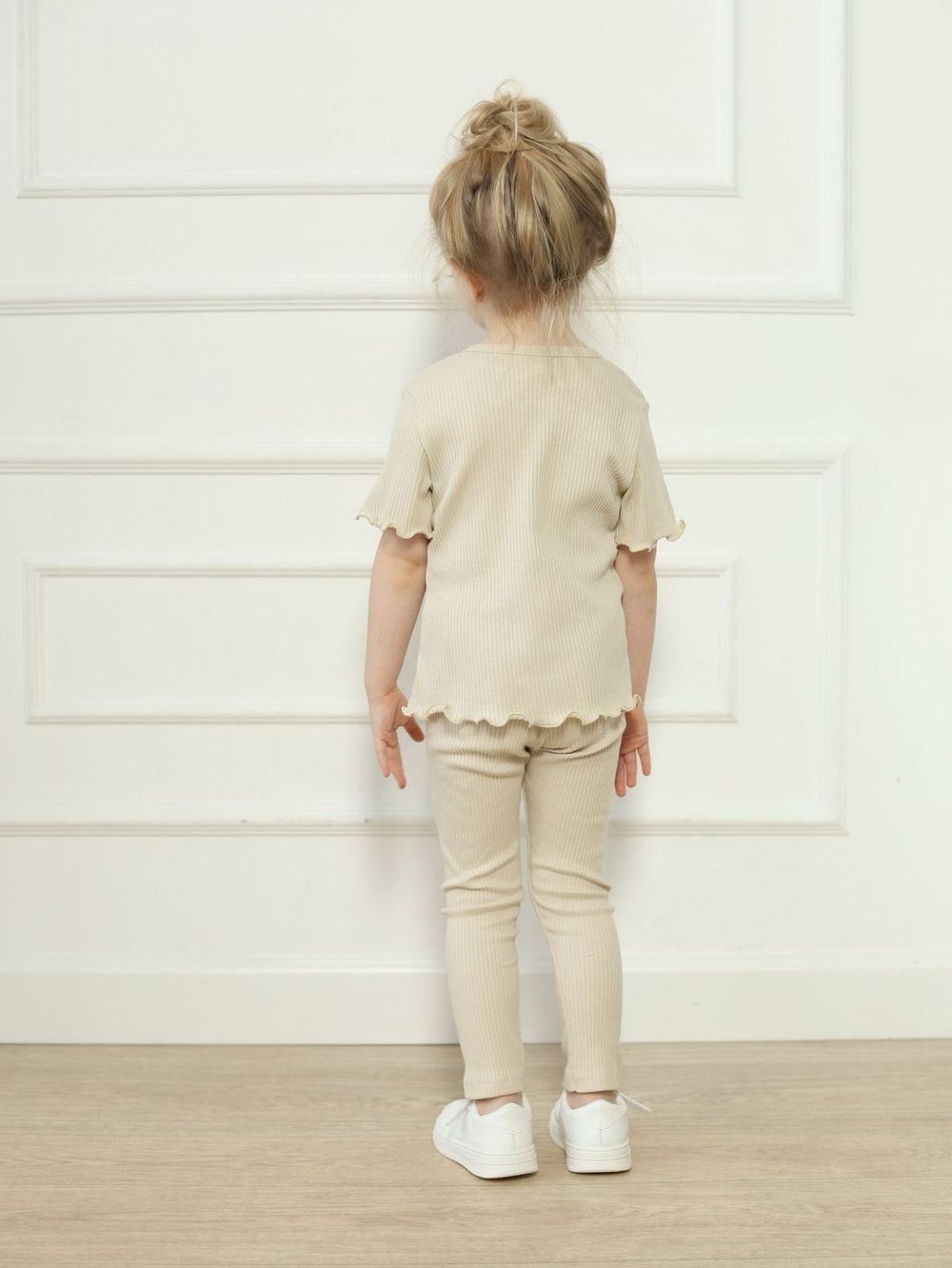 Костюм в рубчик футболка и легинсы