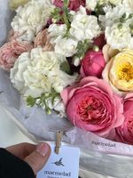 Букет из кустовых пионовидных роз, маттиолы и диантусов