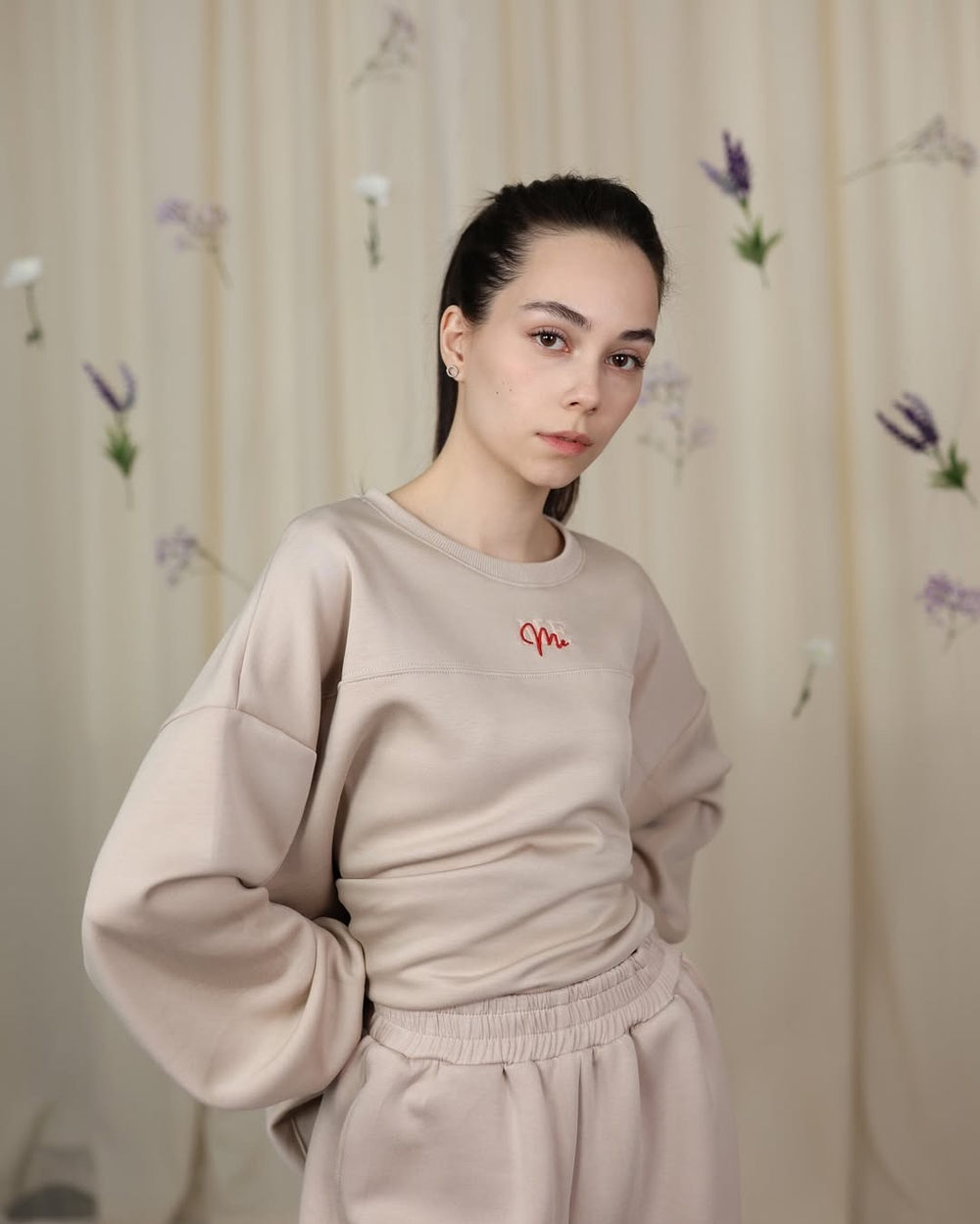 костюм из свитшота и брюк