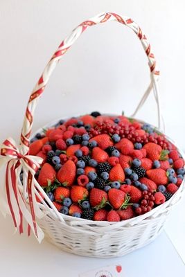Корзина с миксом ягод "Сочное ассорти"