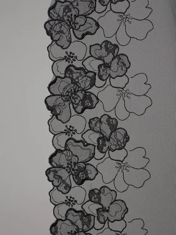 05-164 Вышивка на неэл. сетке 21 см, черный/серебро (правая)