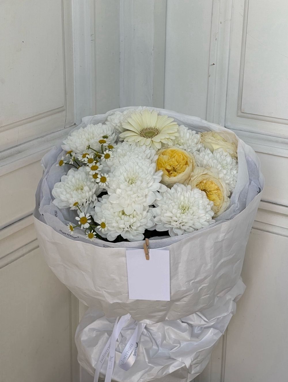 Авторский букет из хризантемы, ромашки, герберы и кустовой пионовидной розы