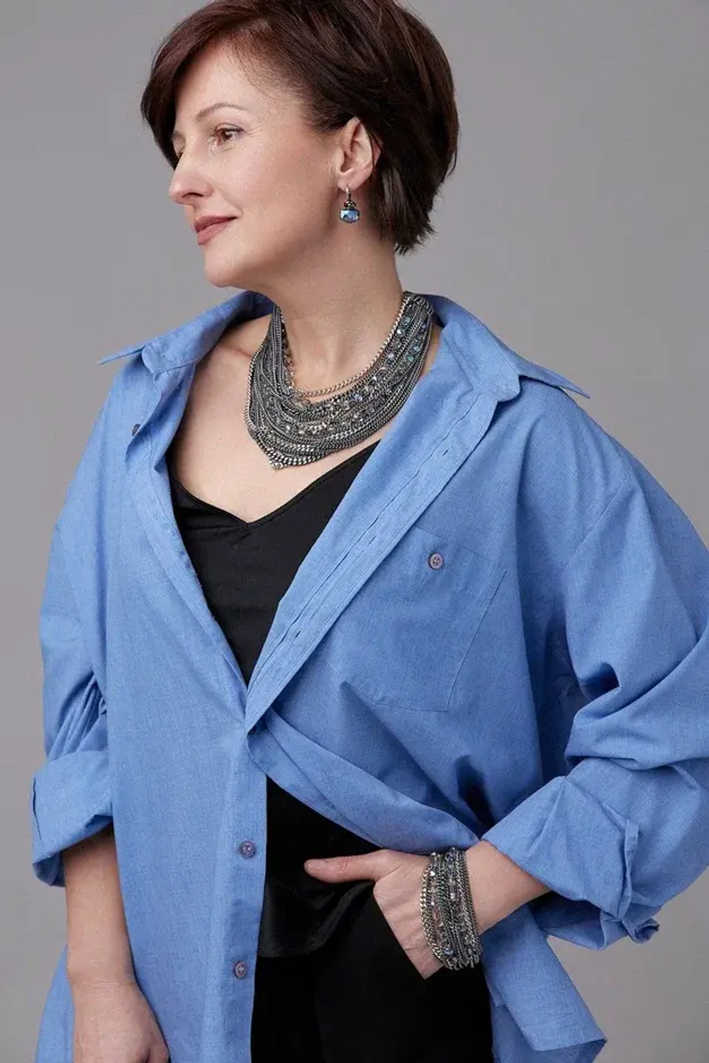 Колье многослойное из цепей и серых радужных квадратных кристаллов, оттенки графит и серебро