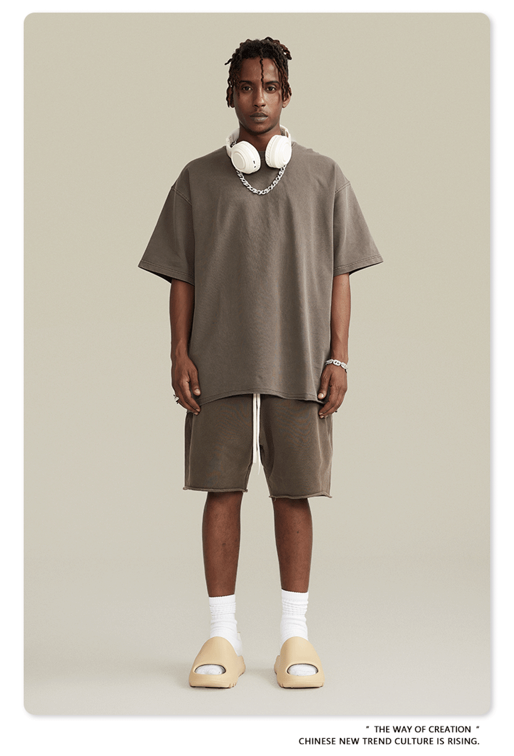 Костюм мужской футболка с шортами с эффектом потёртости.