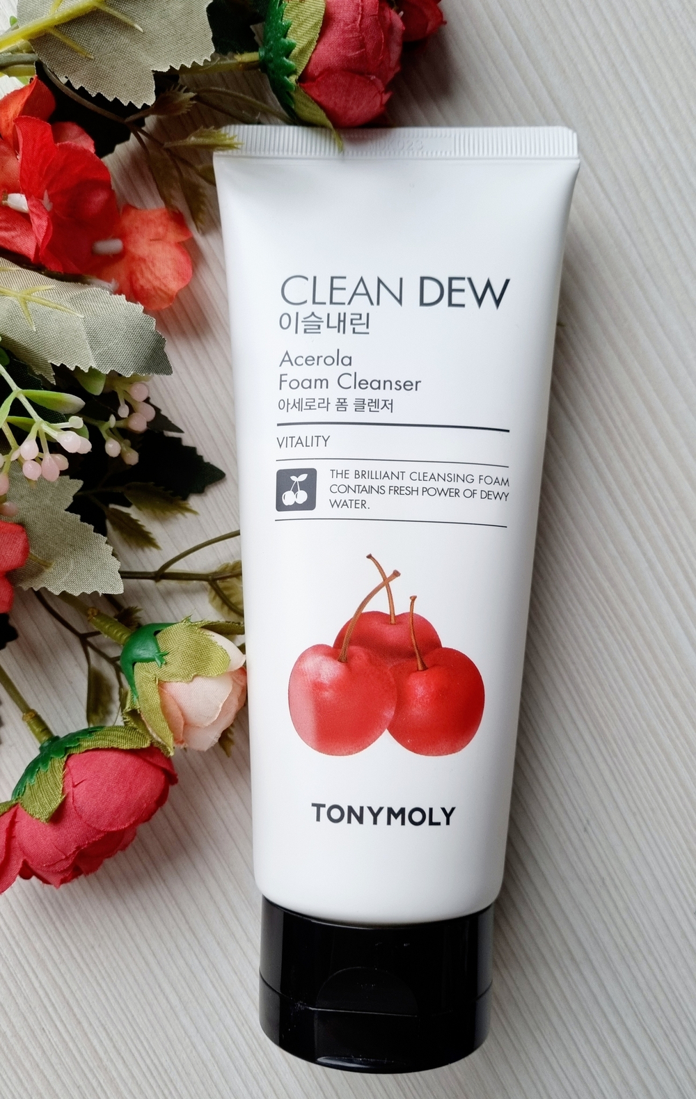 Корейская очищающая пенка для умывания лица с экстрактом ацелоры Clean Dew Acerola Foam Cleanser, 180 мл