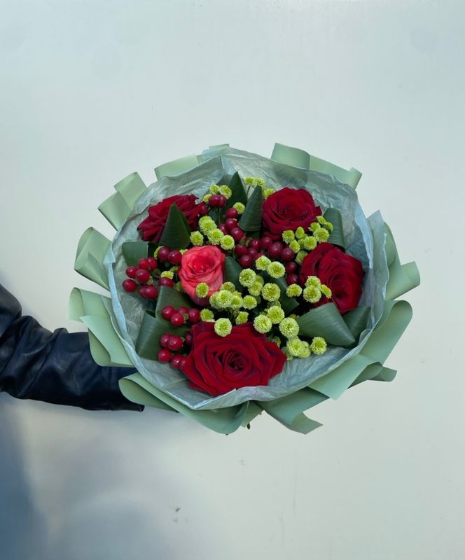 Яркий букет с розами и сантини "Салют!"